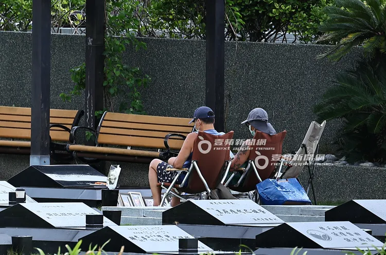 當天上午園丁噴灑除蟲劑作業，具俊曄和Michael趕緊戴上口罩。特勤中心攝