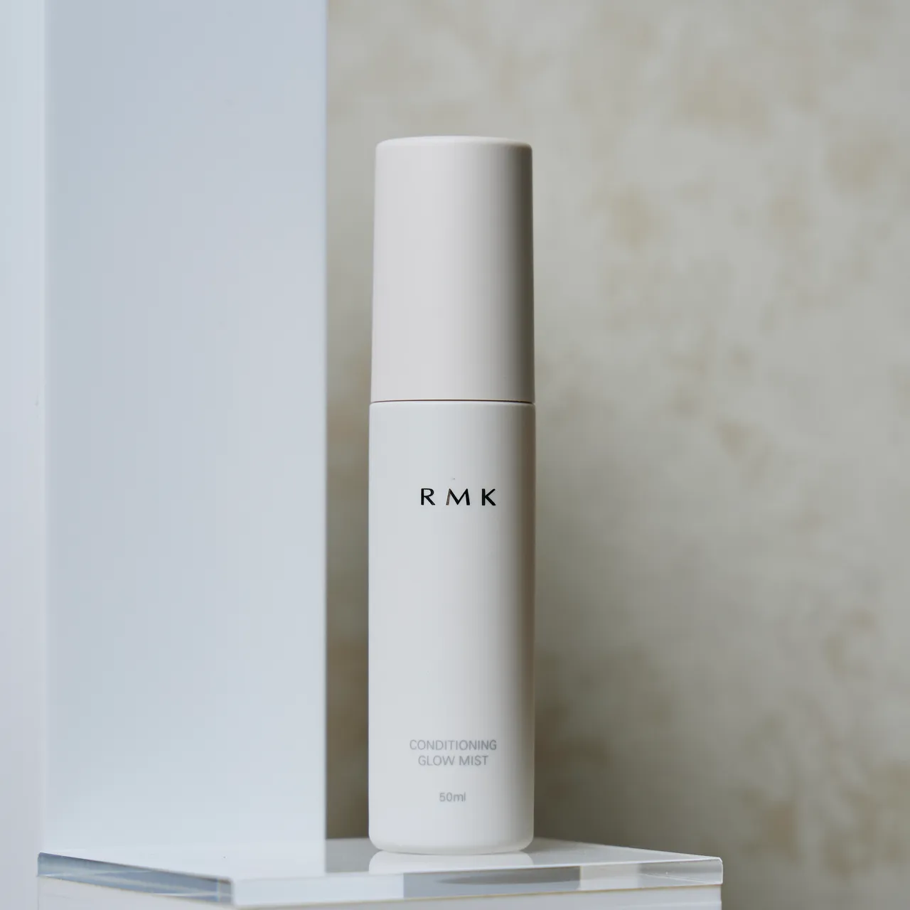 RMK平衡调理光感喷雾,50ml/1100元。品牌提供