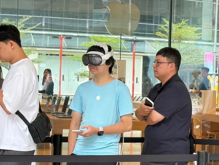 開賣首日現場可看見許多忠實支持的果粉排隊領機。趙筱文攝