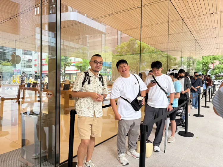 徐先生（左）已是第三年排得頭香，今次選擇的是Pro Max 256GB版本。趙筱文攝