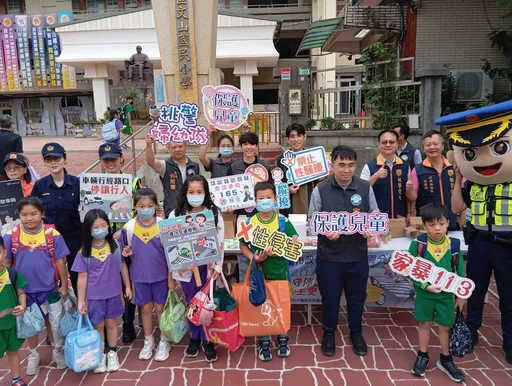 迎開學!桃園警組聯合小組專案護童安心到校 「設攤」強化送孩家長用路觀念