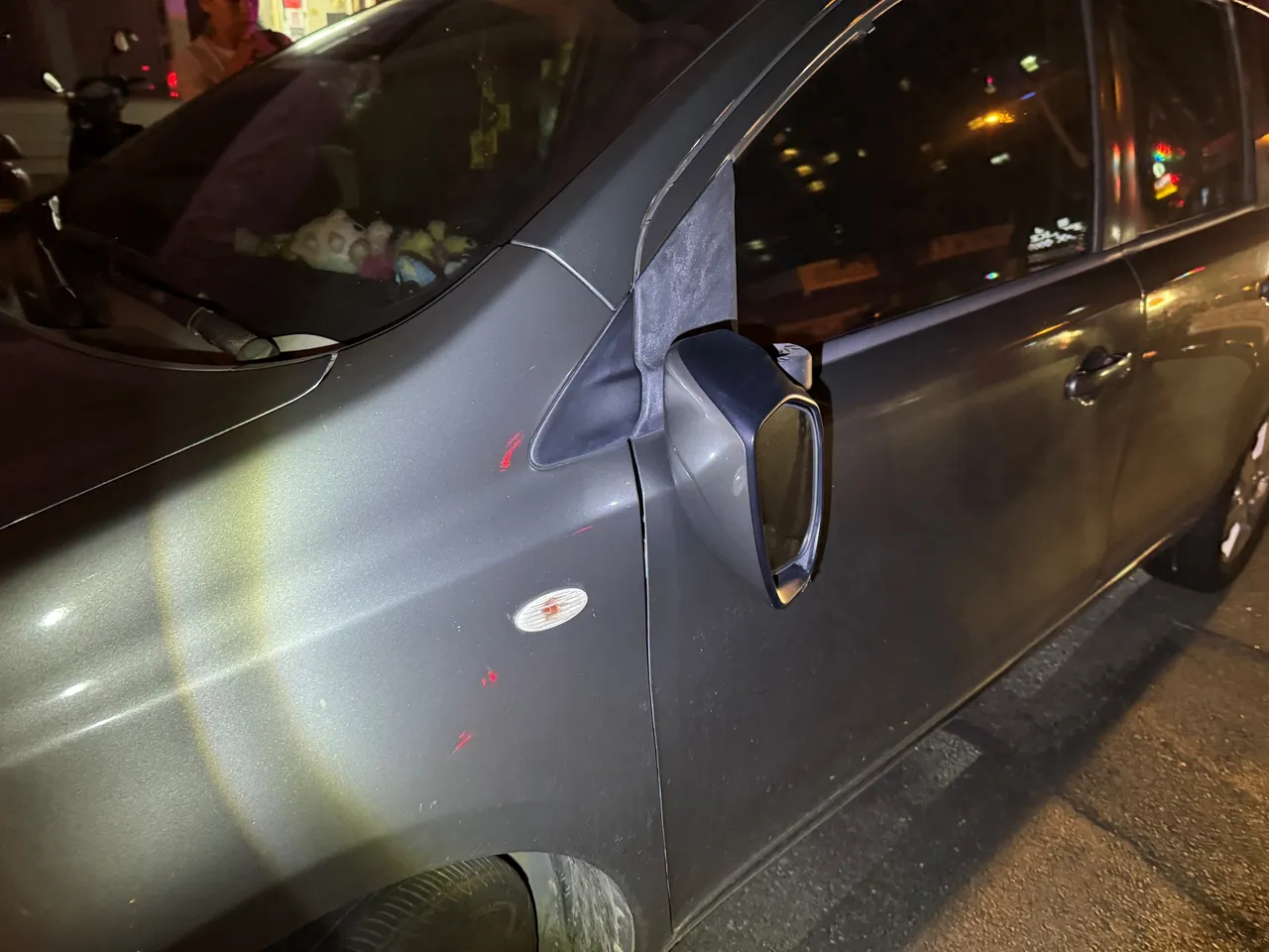 鄒女愛車慘被擦撞,左後視鏡斷掉。翻攝畫面