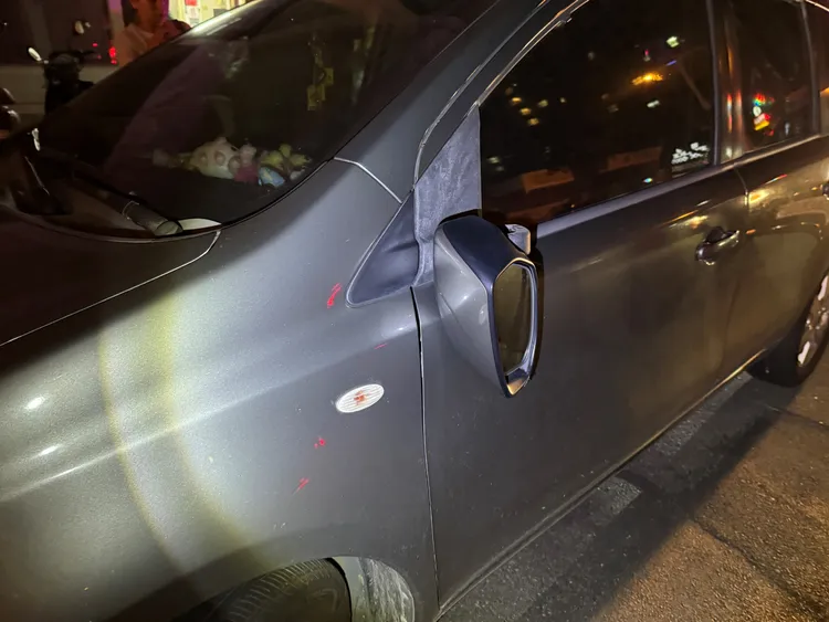 鄒女愛車慘被擦撞，左後視鏡斷掉。翻攝畫面