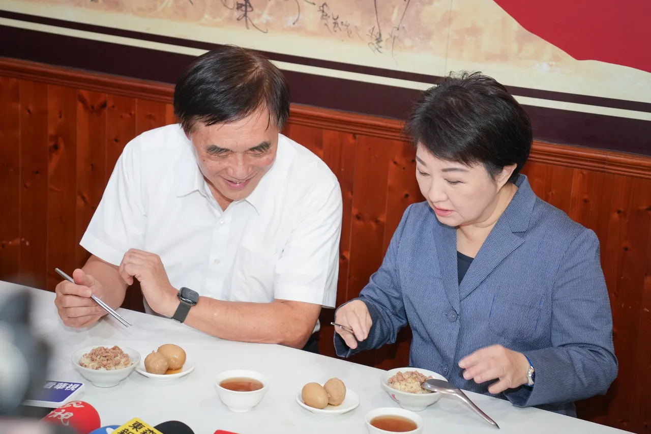 卢秀燕陪郝龙斌吃台中知名彩凤米糕。民众提供