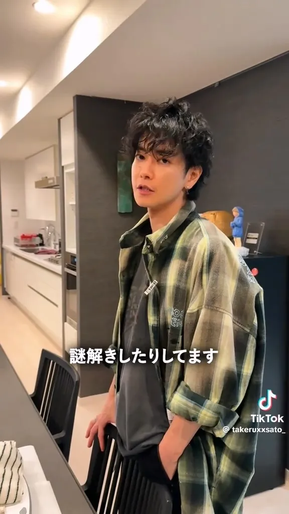 佐藤健平時在餐廳直播或玩解謎遊戲。翻攝佐藤健TikTok