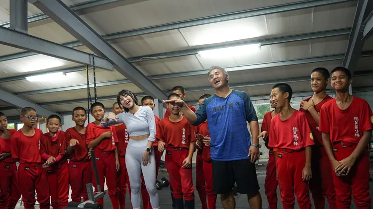 小豬（前排左）和張泰山（前排右）一起深入偏鄉德福蘭國小。海爾斯行銷提供