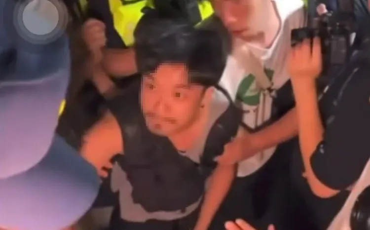 男子惡狠狠瞪著警方。翻攝畫面