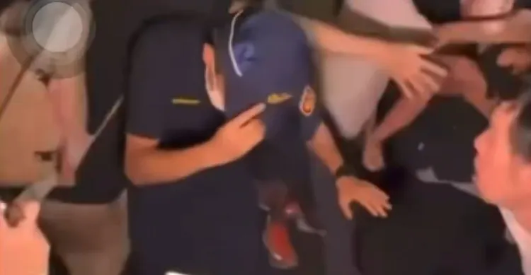 遭攻擊的警員。翻攝畫面