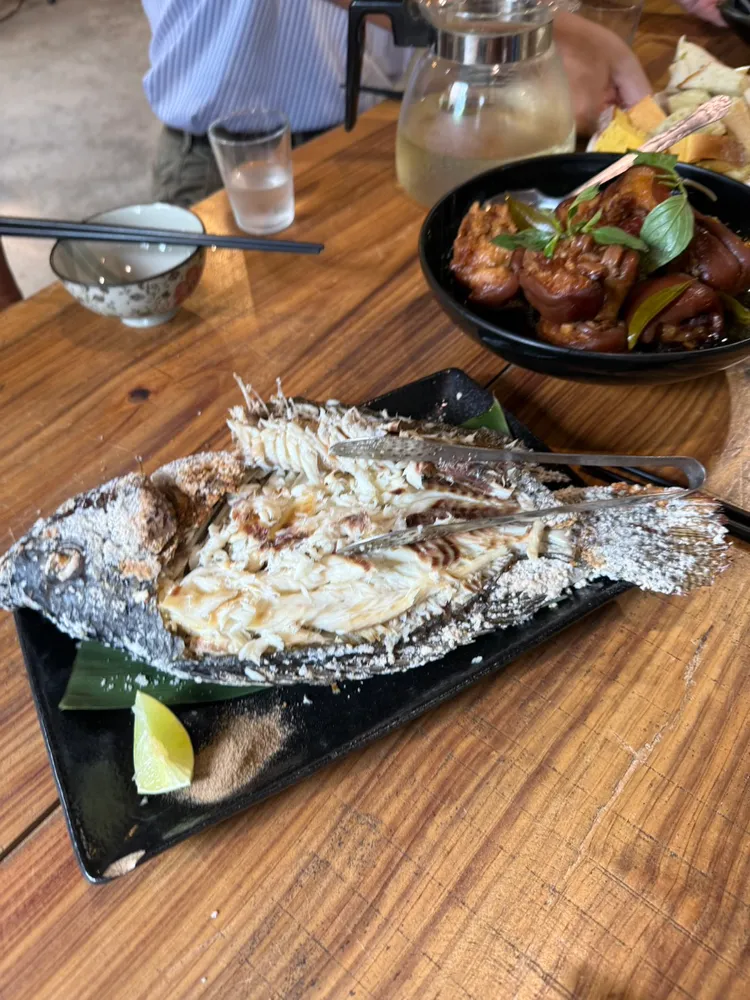 那瑪夏部落的特色山菜如鹽烤鯛魚。愛爾麗提供