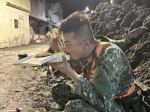 太揪心!國軍花蓮救災 「蹲爛泥吃便當」畫面曝光