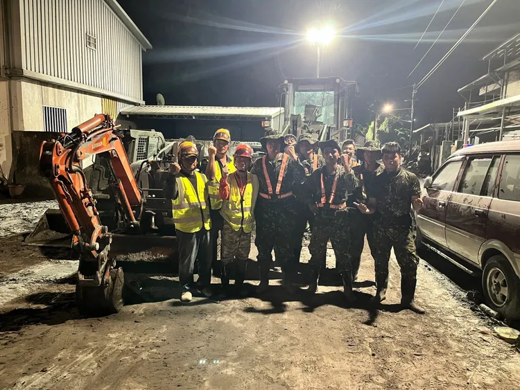 國軍官兵與災區民眾合力進行復原工作，凝聚了軍民同心的力量。軍方提供