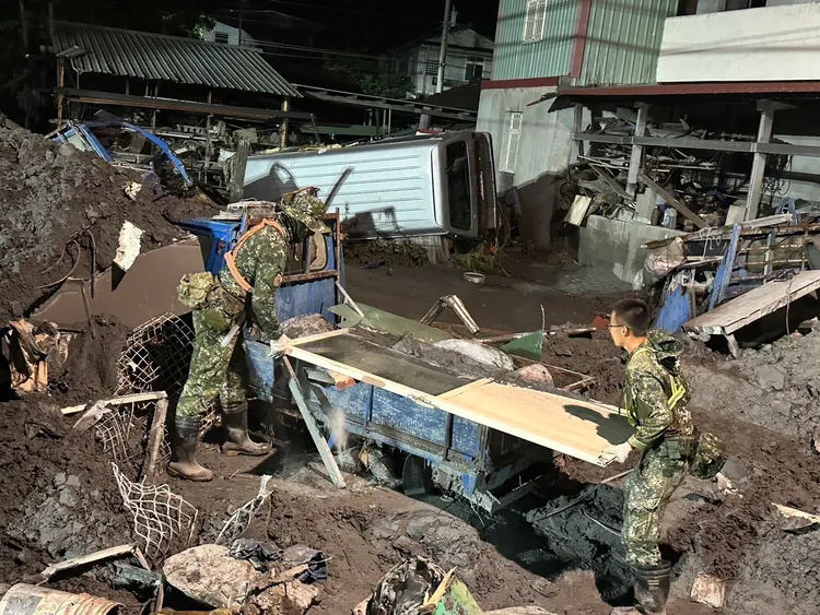 遇到無法以機具清除的，就合力徒手搬運。軍方提供