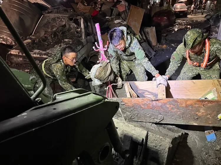 國軍弟兄合力搬運廢棄物。軍方提供