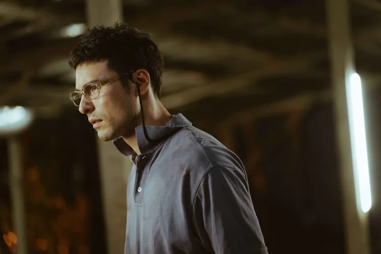 鳳小岳戴著老花眼鏡，化身成窮困潦倒、為遺產奔波的菇農。綺影發行提供