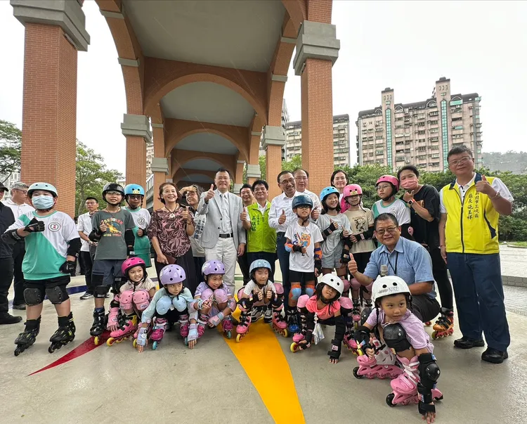 建國國小溜冰社體驗橋下溜冰空間。捷運局提供