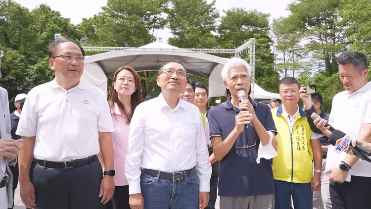 在地藝術家江沖默說明飛鳶銅雕設計理念，侯友宜期盼讓交通建設帶動地方發展與文化交流。捷運局提供