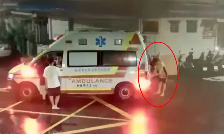 鍾男竟想自行打開救護車車門。警方提供