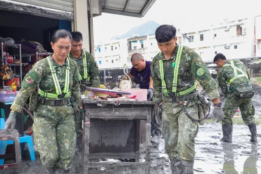 國軍派2千兵力支援光復鄉災後復原 近400國軍弟兄協助災民清理大廢物