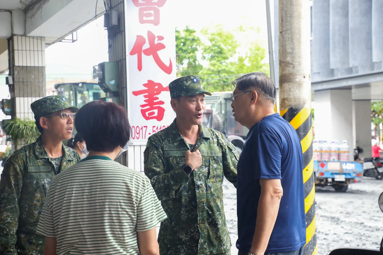 第二作战区指挥官,到现场向光复居民说明将全力协助民众家中内废弃物搬运任务。国军第二作战区提供