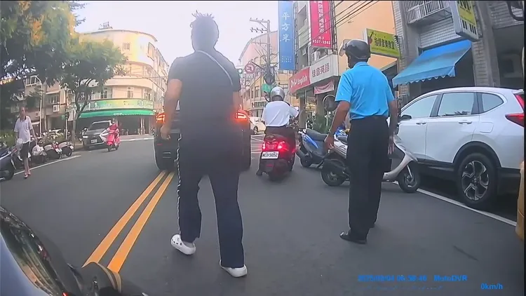 保時捷不但併排臨停，還跨越雙黃線。翻攝Threads