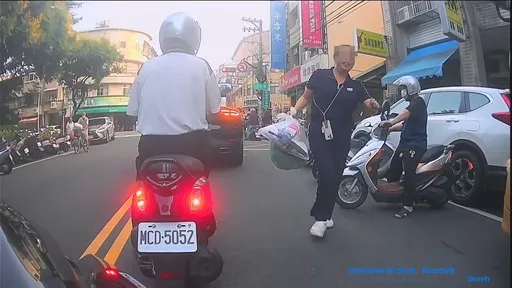 保時捷女車道臨停擋路!竟只為了倒垃圾 網怒批:該把自己倒進去