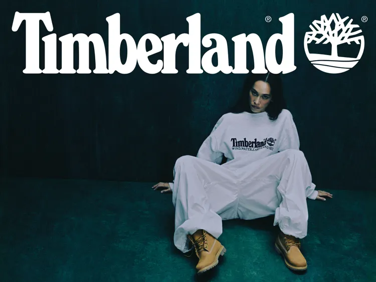 水原希子以帶點暗黑風格的街頭造型亮相。品牌提供