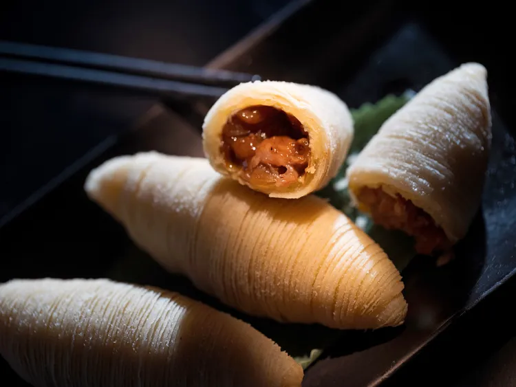 「雅閣」推出嶄新港點美饌「黑椒和牛酥」。台北文華東方酒店提供