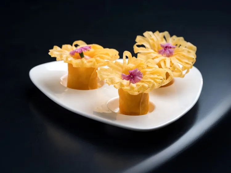 「雅閣」推出嶄新港點美饌「菊花龍蝦春卷」。台北文華東方酒店提供