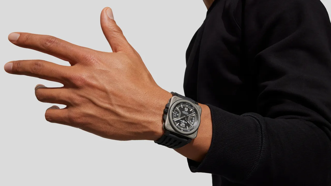 Bell & Ross BR-X3 Black Titanium,41mm,钛金属表壳,哑灰色金属框表盘,黑色坑纹穿孔橡胶表带,BR-CAL.323自动机芯,动力储存约70小时,27万9000元。品牌提供