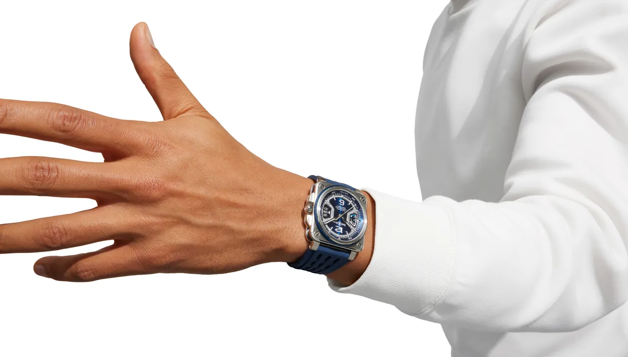 Bell & Ross BR-X3 Blue Steel,41mm,精钢表壳,银色金属与蓝色饰纹表盘,蓝色阳极氧化铝表圈环,BR-CAL.323自动机芯,动力储存约70小时,24万元。品牌提供
