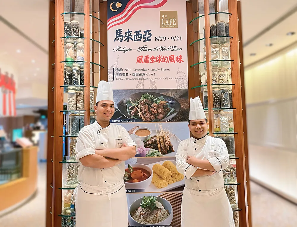 沙菲里主廚(Chef Safril)現任吉隆坡香格里拉「馬來宴會廚房」主廚,專精正統馬來料理,長年負責馬來西亞皇室與政要國宴的設計與烹調。其精湛手藝不僅多次受邀進入王宮參與國家級儀典,與他攜手獻藝的阿里副主廚(Sous Chef Aliuddin)