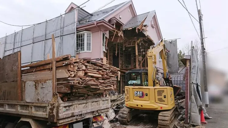 志村健哥哥將房子賣給不動產公司，從3月開始拆除。翻攝《FRIDAY》