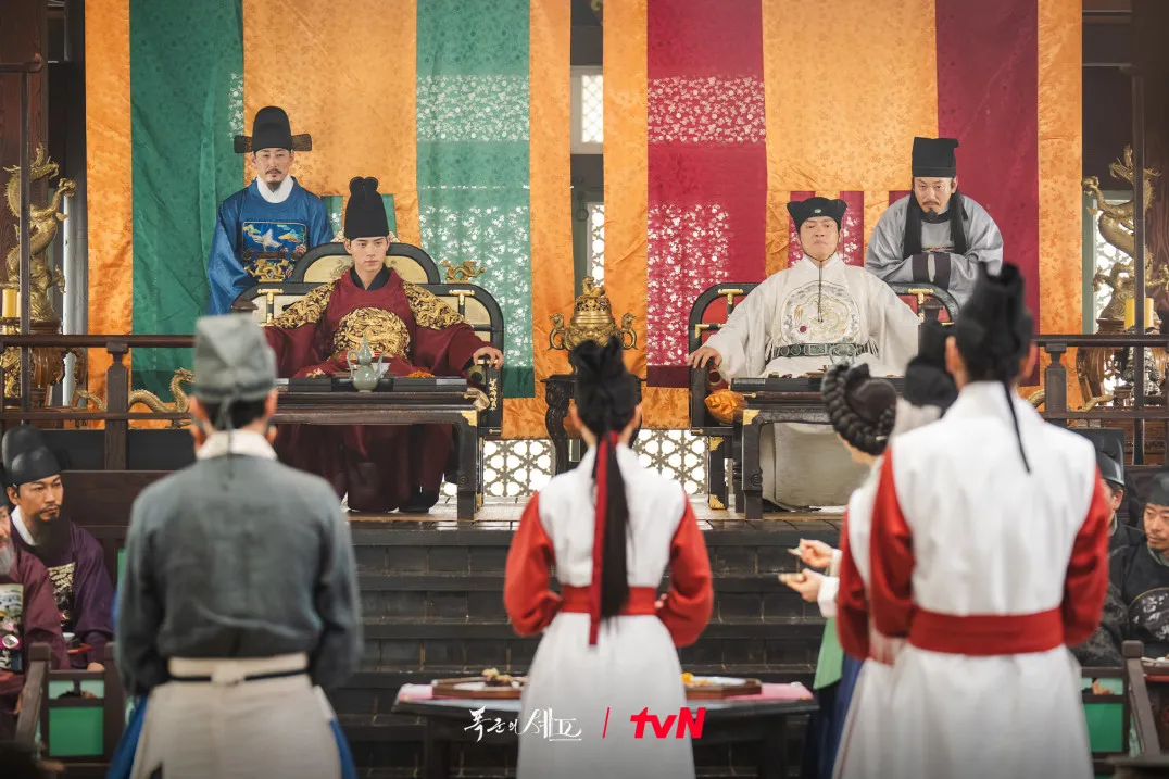 《暴君的厨师》剧中明朝使臣于坤(后排右二)嚣张跋扈。翻摄tvN
