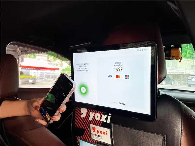 yoxi智慧平板具備「信用卡NFC感應」與「電子支付」功能，乘客不需攜帶現金即可完成付款。業者提供