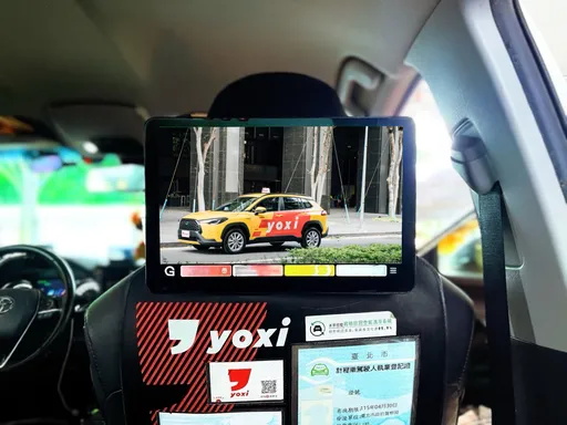 yoxi推動計程車數位升級 全新12.5吋智慧平板整合支付、影音與優惠服務