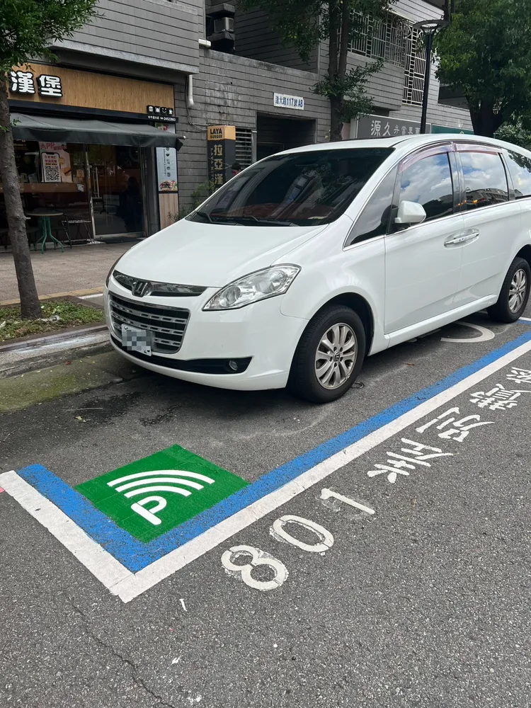 中市府推動智慧停車無紙化開單，由影像紀錄停放時間與停車費。市府提供