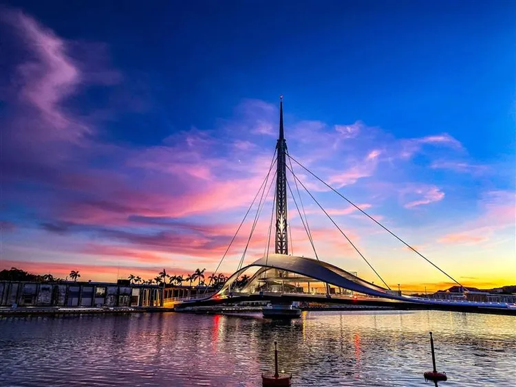 民眾可搭乘郵輪可提前一天抵達高雄，享受兩天一夜輕旅行。高雄市政府觀光局提供
