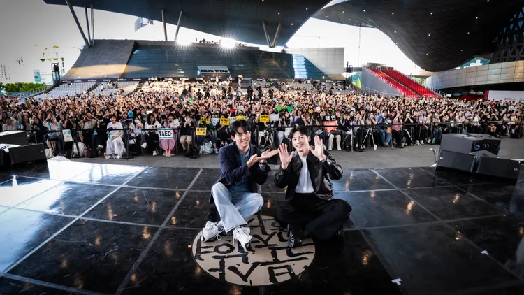 許光漢（右）與玉澤演合體對談，吸4千名粉絲到場朝聖。甲上娛樂提供