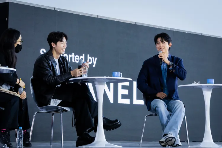 許光漢（左）與玉澤演相談甚歡。甲上娛樂提供