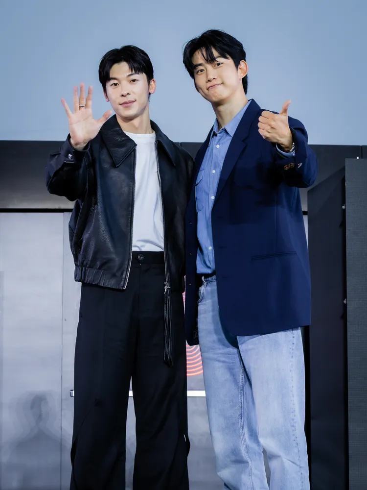 許光漢（左）與玉澤演雙帥對談，吸引4千名粉絲搶看。甲上娛樂提供