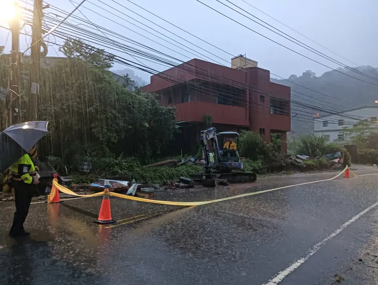 警方在民宅圍牆倒塌現場拉起封鎖線。民眾提供