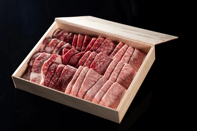 中秋限定禮盒包含雪花牛、霜降牛與牛小排約為4人份量，以原木禮盒包裝。煙波集團提供