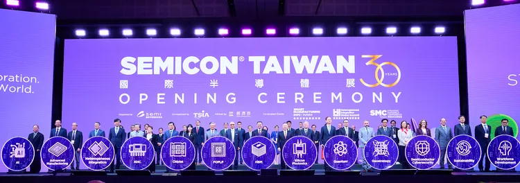 SEMICON Taiwan 2025開幕典禮上，行政院長卓榮泰、SEMI執行長Ajit Manocha等重要領袖出席，慶祝展會30週年里程碑。SEMI提供