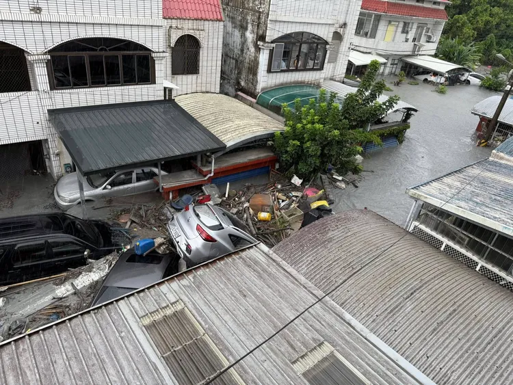 車輛東倒西歪，與家具雜物混雜成垃圾山。翻攝花蓮同鄉會