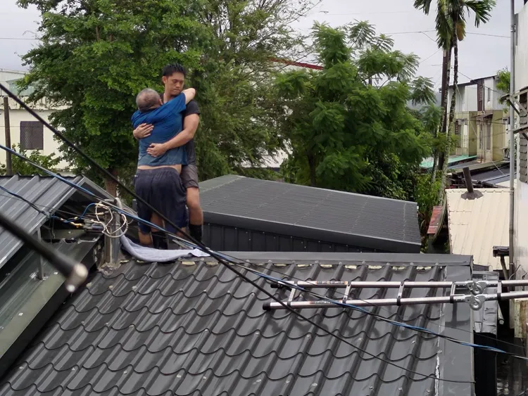 受困頂樓的民眾驚險獲救。讀者提供