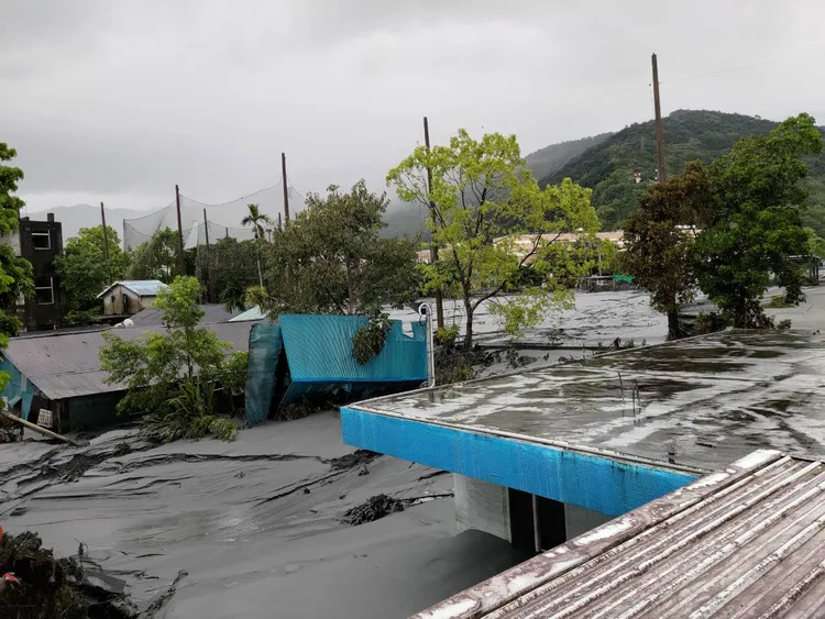 昨夜被洪水淹沒的平房和旁邊已經解體的鐵皮屋。讀者提供