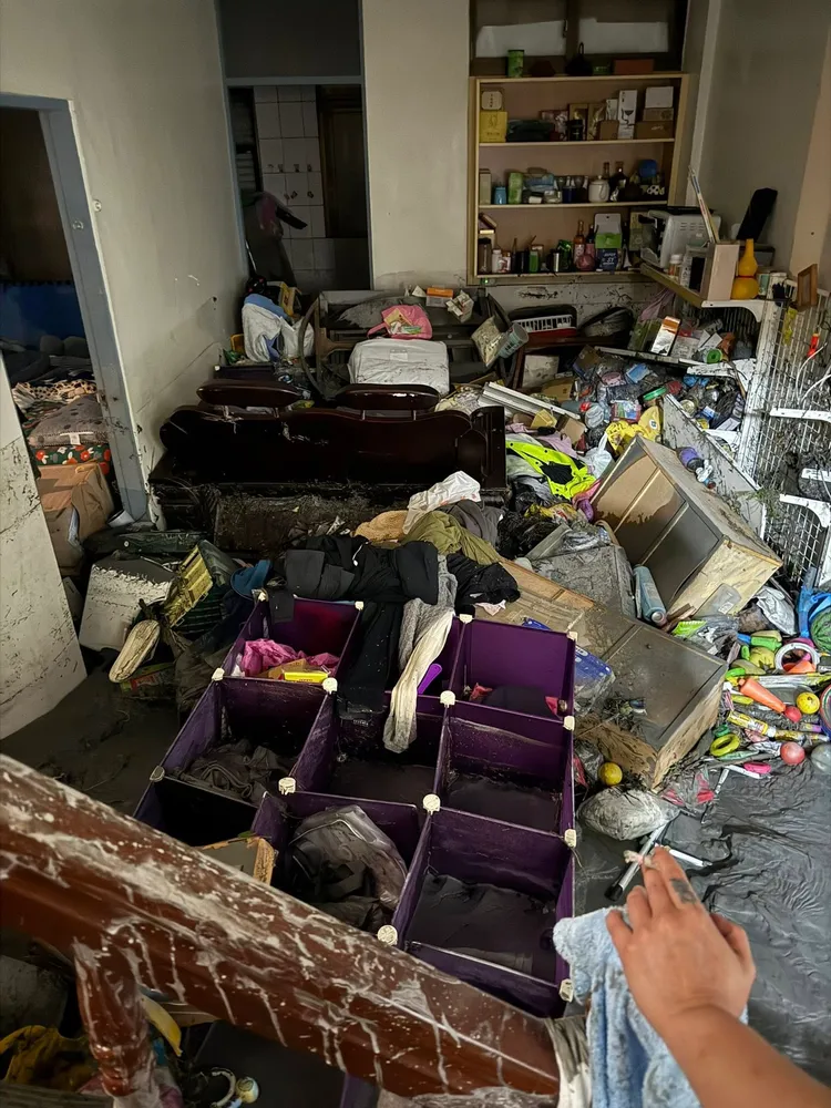 洪水掃過屋內，家具混雜成堆。翻攝花蓮同鄉會