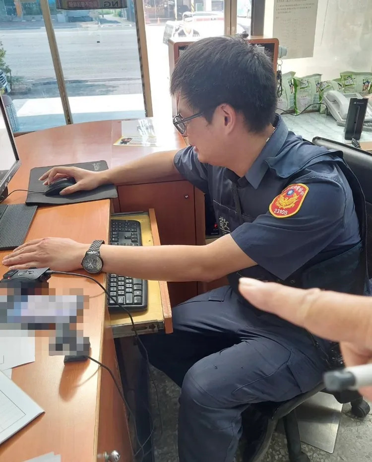 警方取締假車牌，女子激烈反抗，造成3名員警皮肉傷。翻攝畫面