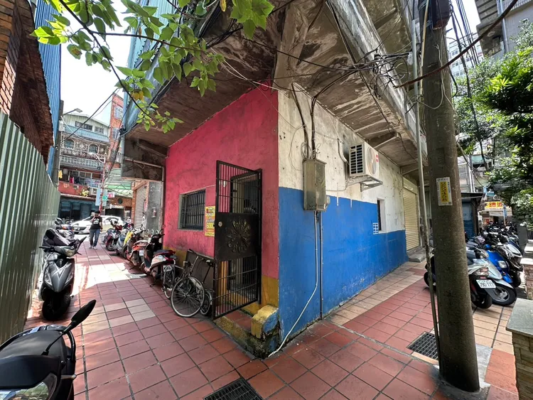 警方破獲新泰路一帶AURO PAY門市。警方提供