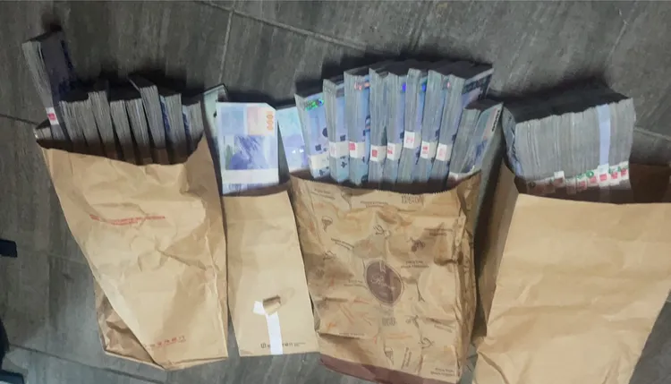 警方查獲大量贓款。警方提供